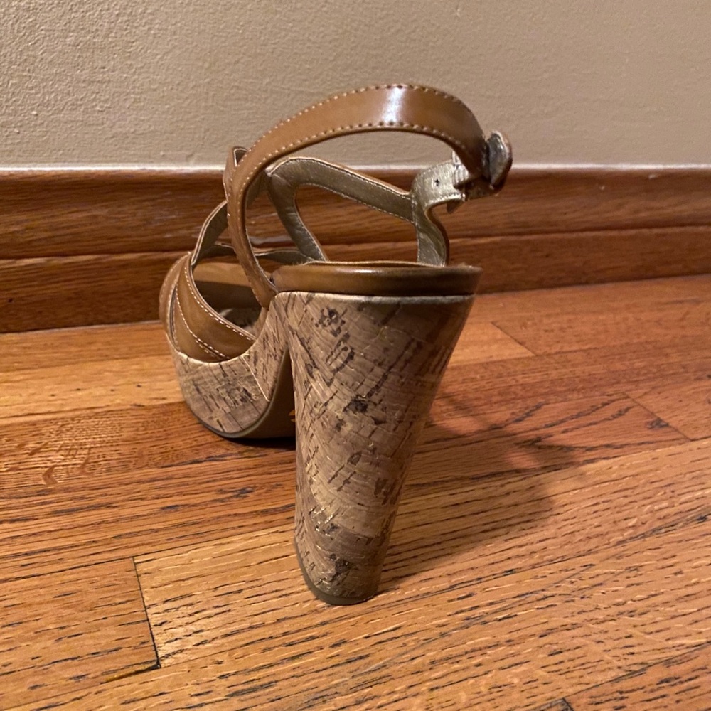 Too small - Picture 3 of 3